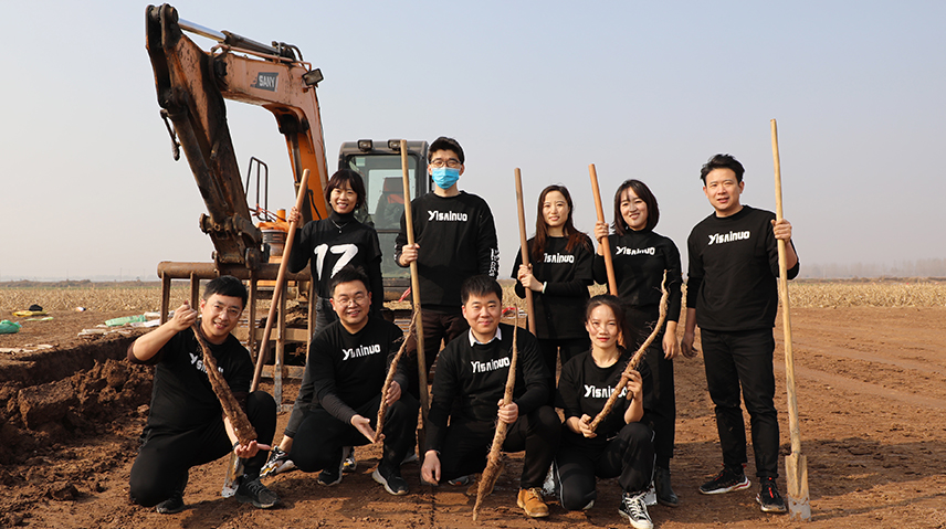 帮扶温具山药种植农户挖山药，主动承包采购，支持解决农户山药销售问题;